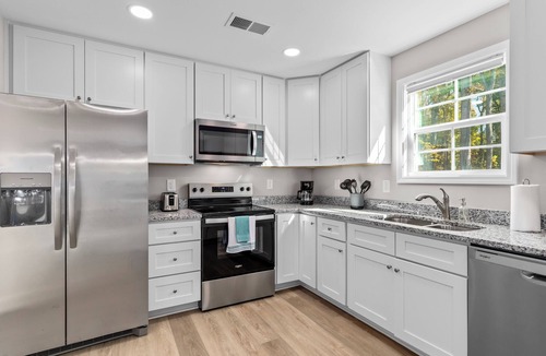 Kannapolis House | Stylish 6 bd/4.2bth Duplex, Charming Location Near the Action!