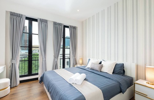 Phra Khanong Nuea Villa | Stylish 7beds Poolhouse With Cinema & Lift - 2min to BTS