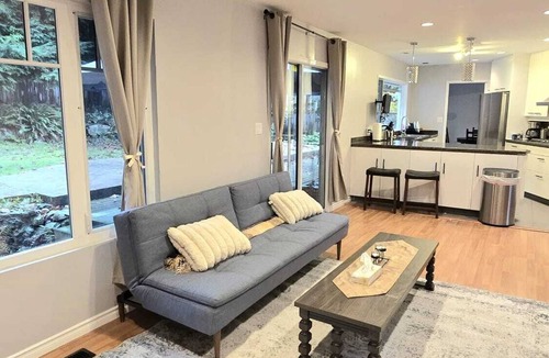 Upper Lonsdale House | Stylish and Cozy Room with shared kitchen and bathroom- North vancouver