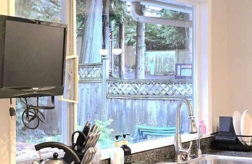 Upper Lonsdale House | Stylish and Cozy Room with shared kitchen and bathroom- North vancouver