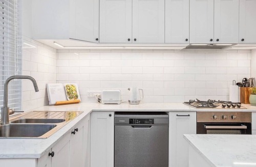 North Fremantle House | Stylish Living Near Port Beach With Two Car Bays + Starlink Internet