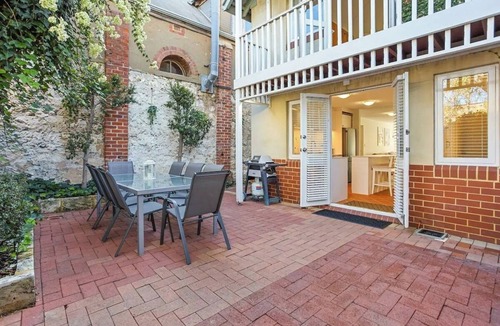 North Fremantle House | Stylish Living Near Port Beach With Two Car Bays + Starlink Internet
