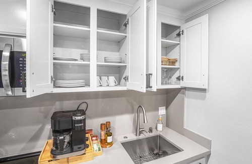 Vichy Springs Condo | Stylish Napa Retreat | Patio W/D 10 Min to DT