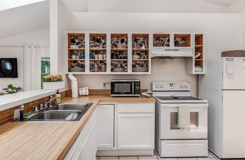 Golden Glades - The Woods House | Stylish Retreat Near Beaches & Attractions - Private, Clean, Comfortable