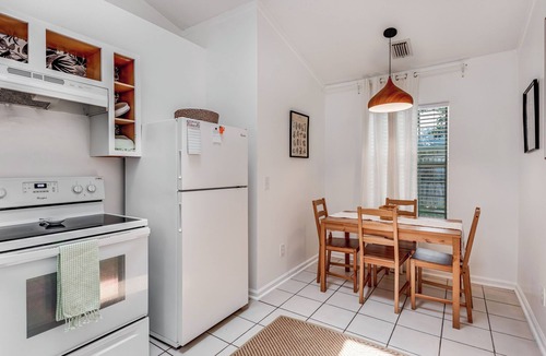 Golden Glades - The Woods House | Stylish Retreat Near Beaches & Attractions - Private, Clean, Comfortable