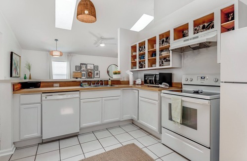 Golden Glades - The Woods House | Stylish Retreat Near Beaches & Attractions - Private, Clean, Comfortable