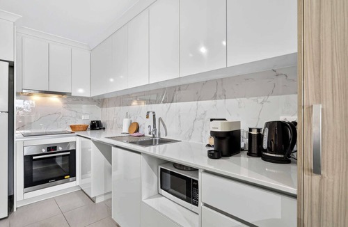Rockingham Apartment | Stylish Rockingham Getaway 2BR Coastal Apartment
