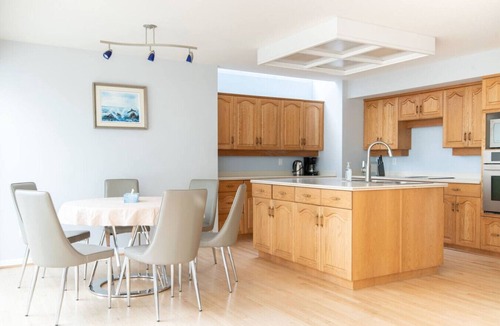 Caulfeild House | Stylish & Spacious West Vancouver Retreat
