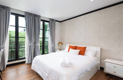Phra Khanong Nuea Villa | Stylish 7Beds Poolhouse with Cinema & Lift - 2min to BTS