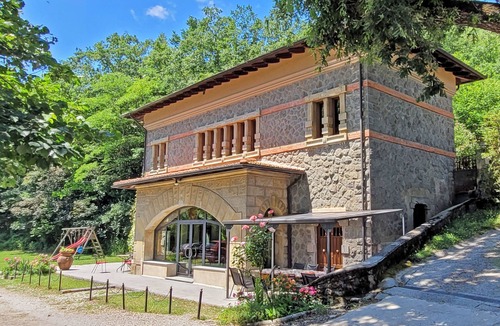 Saturnana Villa | Stylish Villa (6 or 8 bedrooms) with Private Pool, 40 minutes from Florence