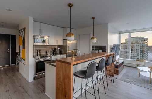 Crosstown Condo | Sub-Penthouse 35th Floor | Sleeps 9, 270° Views, Pool & Patio | Walk to BC Place
