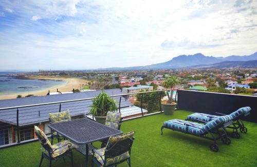 Mountainside Apartment | Sugar Beach Cottage, Sleeps 2 with sea view, central Gordons Bay