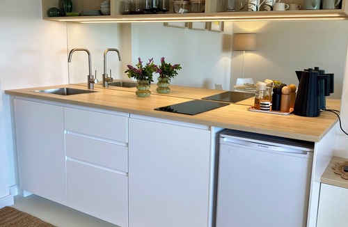 Milton Apartment | Suite Milton - Quiet stylish studio in the heart of town, ideal couples getaway.