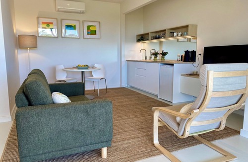 Milton Apartment | Suite Milton - Quiet stylish studio in the heart of town, ideal couples getaway.