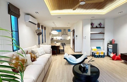 Khlong Toei Nuea House | Sukhumvit27, 4-bedroom townhome with breakfast 4N free airport transfer