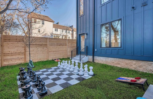 Hurwood Heights House | Summer rooftop hot tub, sauna, game room near Broadway
