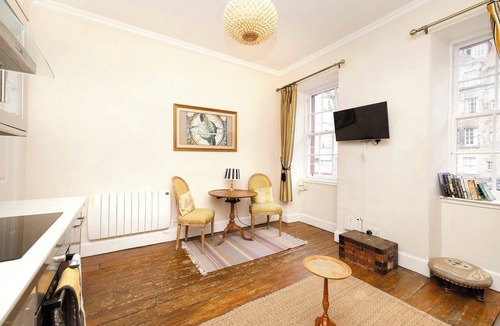 Old Town Apartment | Sun-Drenched Royal Mile Escape