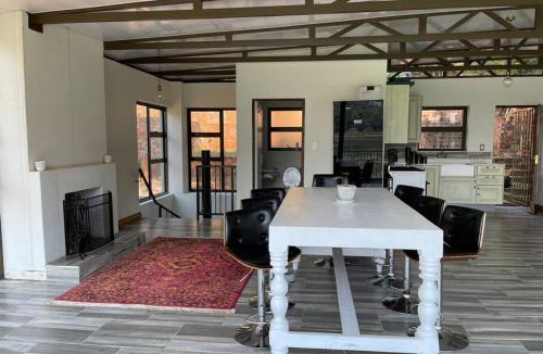 Kosmos Apartment | Sun Room (Studio) on the edge of the Harties dam.