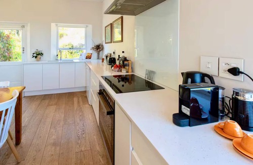 Hout Bay Villa | Sundrenched 5* Villa with 360’ views *long rentals*24hr security* tennis court!