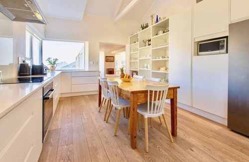 Hout Bay Villa | Sundrenched 5* Villa with 360’ views *long rentals*24hr security* tennis court!