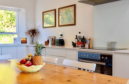 Hout Bay Villa | Sundrenched 5* Villa with 360’ views *long rentals*24hr security* tennis court!