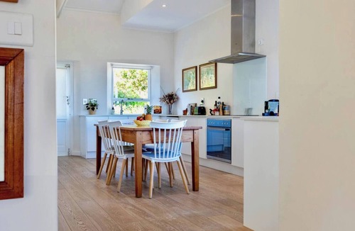 Hout Bay Villa | Sundrenched 5* Villa with 360’ views *long rentals*24hr security* tennis court!