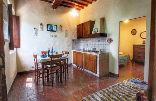 Colle di Val d'Elsa Apartment | Sunny Apartment with Pool
