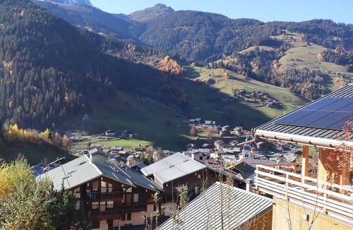 Beaufort Apartment | Sunny Apartment in Beaufort: 2BR, 4-6 Guests, Parking, Terrace, Stunning Mountain Views