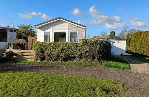 Berkhout Ski Chalet | Sunny Chalet near Amsterdam at Camping Venhop