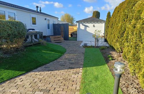 Berkhout Ski Chalet | Sunny Chalet near Amsterdam at Camping Venhop