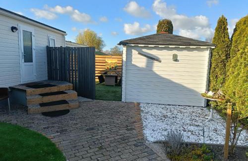 Berkhout Ski Chalet | Sunny Chalet near Amsterdam at Camping Venhop