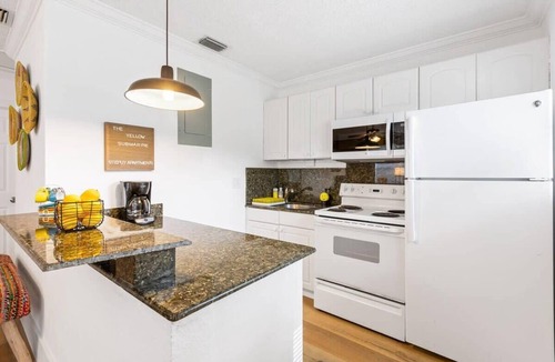 Sailboat Bend Condo | Sunny Side Stay Condo- 2 bed 1 bath Near Riverwalk