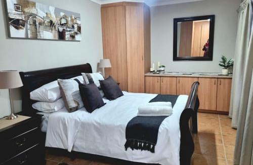 Randpark Ridge Apartment | Sunrise Self-catering Apartment Honeydew with Solar backup