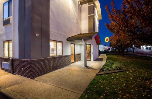 College Park Hotel | Super 8 by Wyndham College Park Wash DC Area