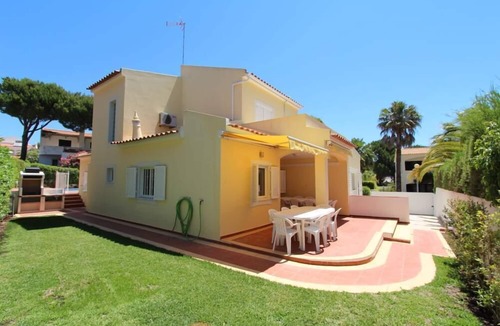 Quarteira House | Superb family home in the heart of Vilamoura on 500m plot, enclosed swimming pool