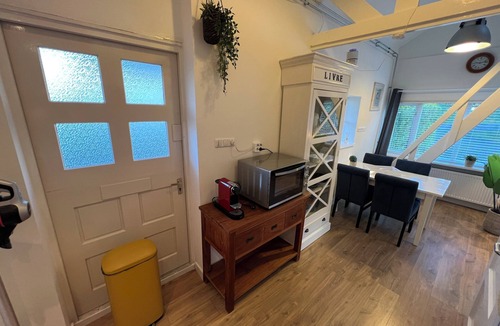 Krabbendam House | Superb vacation home with large private garden in rural setting.