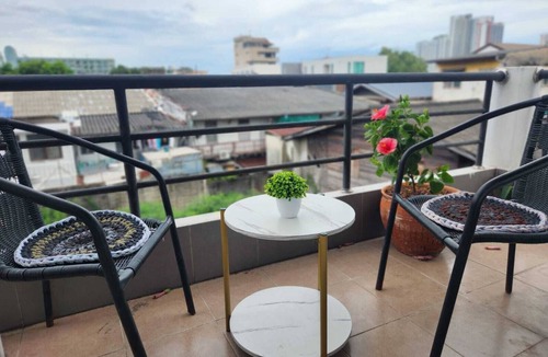 Bang Kho Laem Villa | SUPERIOR WHITE Fabulous 1-bedroom in villa with AC in vibrant Bangkok