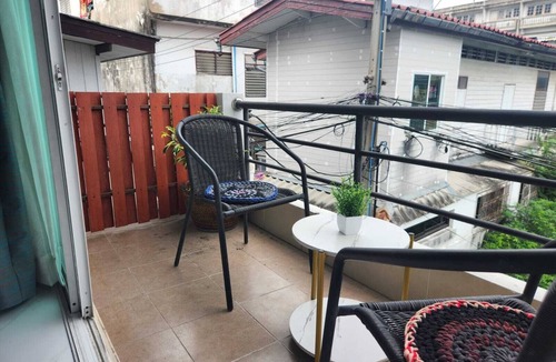 Bang Kho Laem Villa | SUPERIOR WHITE Fabulous 1-bedroom in villa with AC in vibrant Bangkok