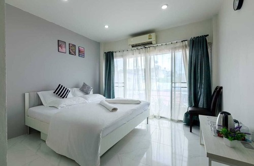 Bang Kho Laem Villa | SUPERIOR WHITE Fabulous 1-bedroom in villa with AC in vibrant Bangkok