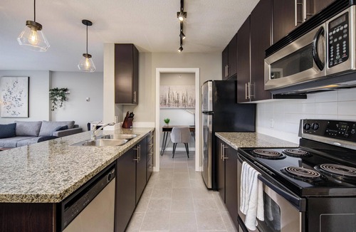 Chinatown Condo | Sweat Condo, Central Location+ One Free Parking!