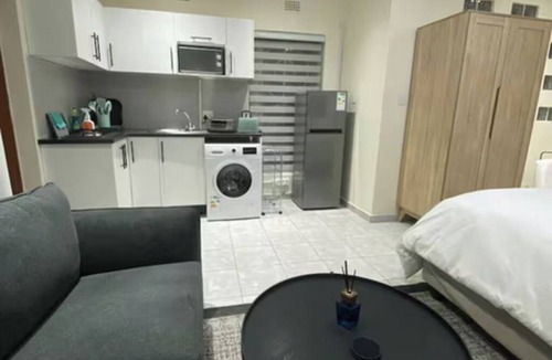 Greater Johannesburg Metropolitan Area Cottage | Sweet Swithins – Cozy 1-Bedroom Cottage in Welcoming Johannesburg Neighborhood.