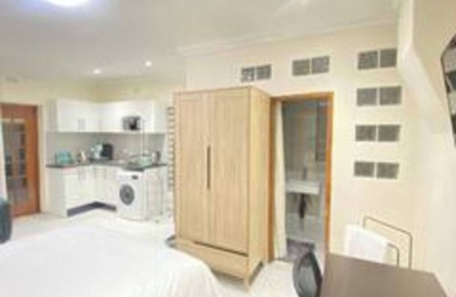 Greater Johannesburg Metropolitan Area Cottage | Sweet Swithins – Cozy 1-Bedroom Cottage in Welcoming Johannesburg Neighborhood.