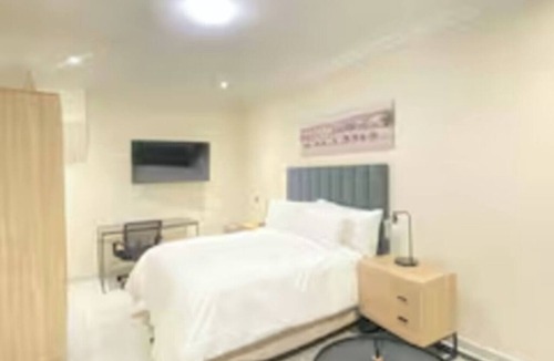 Greater Johannesburg Metropolitan Area Cottage | Sweet Swithins – Cozy 1-Bedroom Cottage in Welcoming Johannesburg Neighborhood.