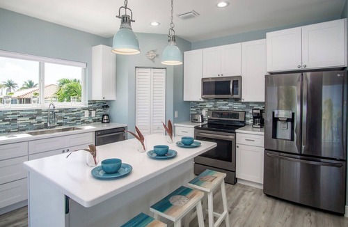 Little Venice House | Swept Away – 3BR/2BA Keys Retreat with Pool, Dock & Stunning Open Water Views