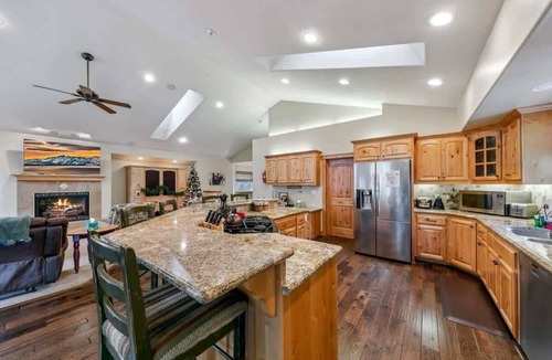 South Lake Tahoe House | Tahoe Trailside Lodge: Hot Tub, A/C, Walk-to-Trail