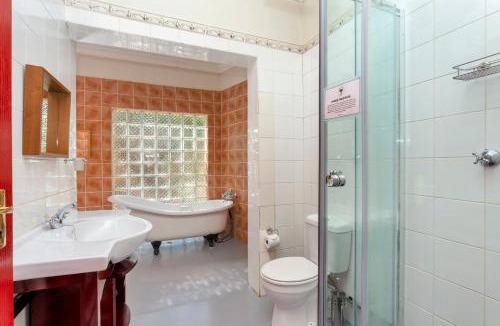 Madeteleli House | Teak Place Guest Rooms
