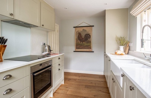Todenham Cottage | Thatch Cottage - sleeps 6 guests in 3 bedrooms