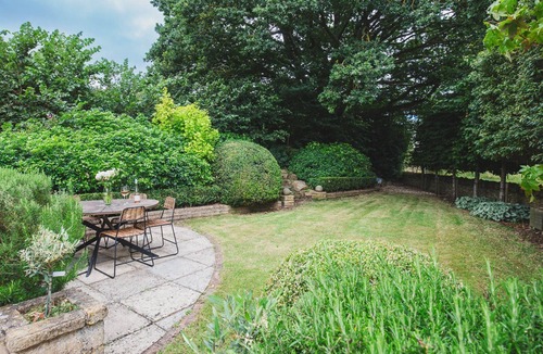 Todenham Cottage | Thatch Cottage - sleeps 6 guests in 3 bedrooms