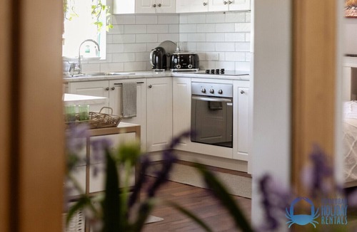 Dudley Park House | The Art Lovers Cottage in Mandurah 2BR