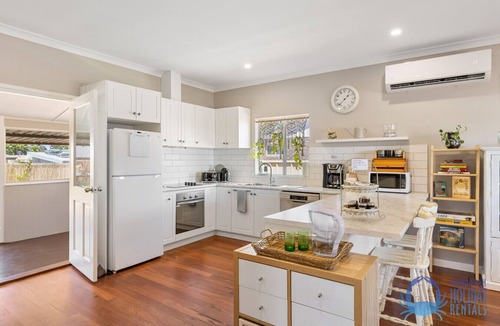 Dudley Park House | The Art Lovers Cottage in Mandurah 2BR